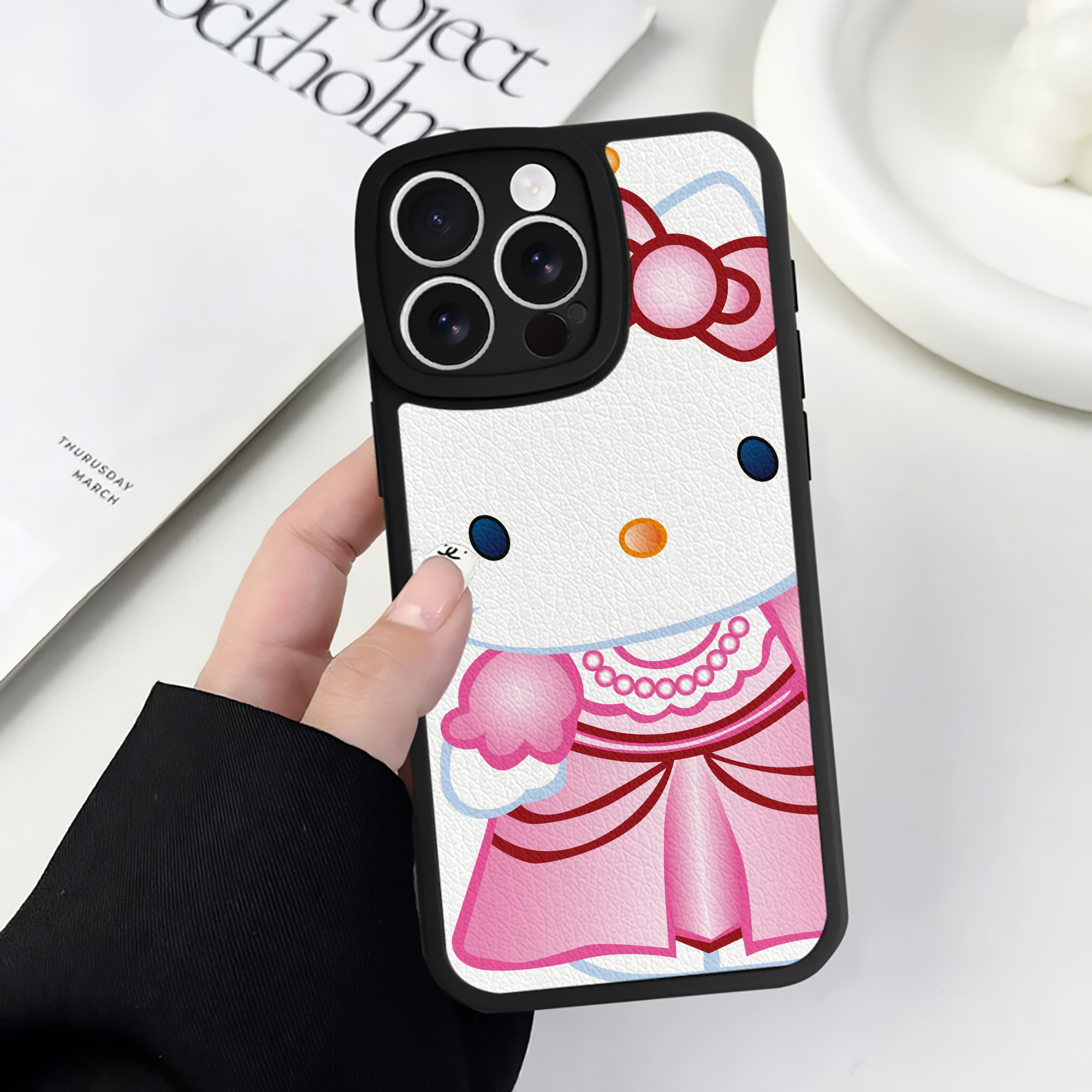 （画像用） Hello Kitty ハローキティ 【iPhone 16シリーズ対応】シリコンスマホケース（レザー調） 材質：シリコン